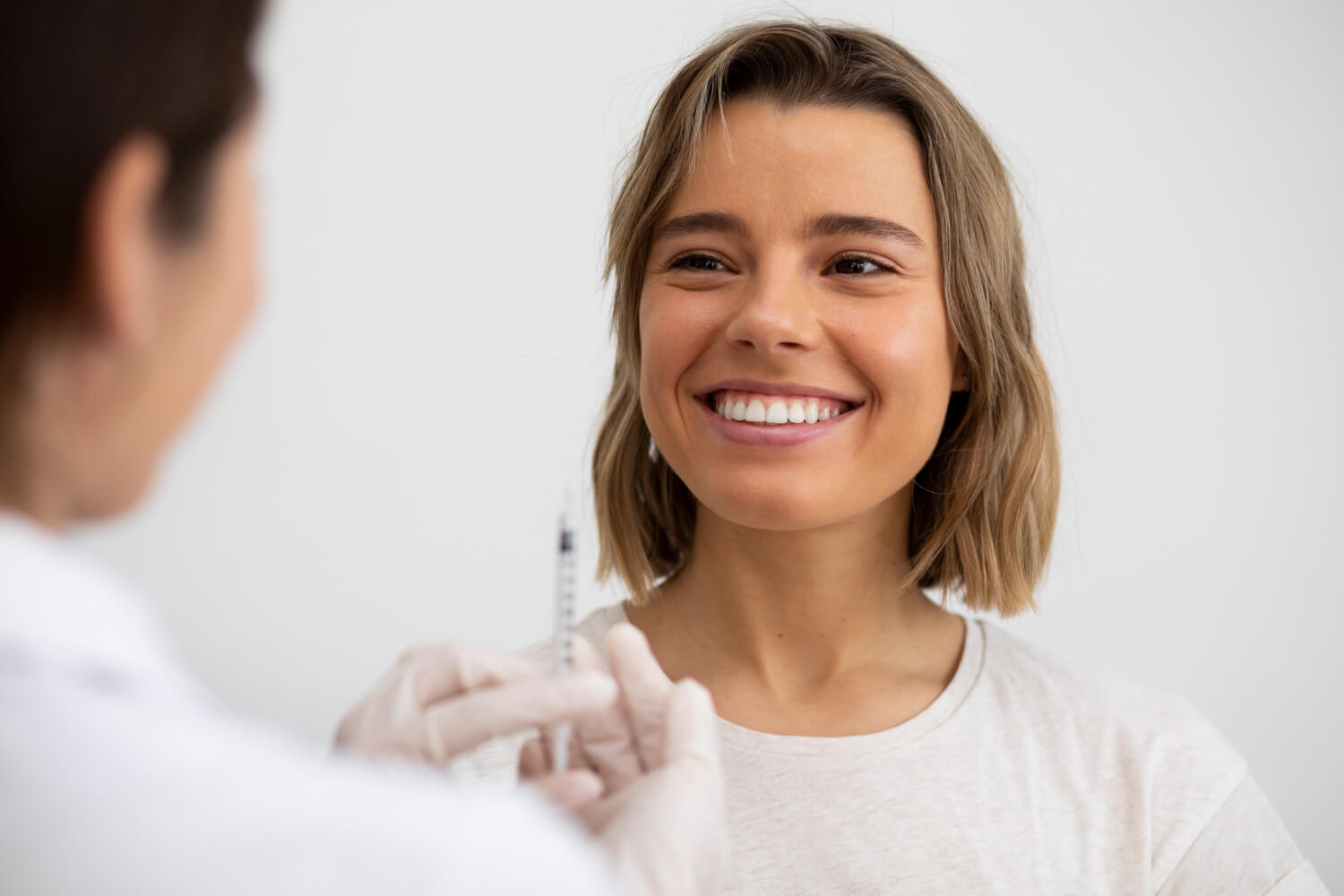 Paciente sorridente aguarda aplicação de botox para bruxismo realizada por dentista da Cuidalli Odontologia, priorizando sua saúde.